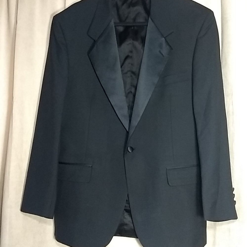 Adolfo Tuxedo NWOT 41 reg
